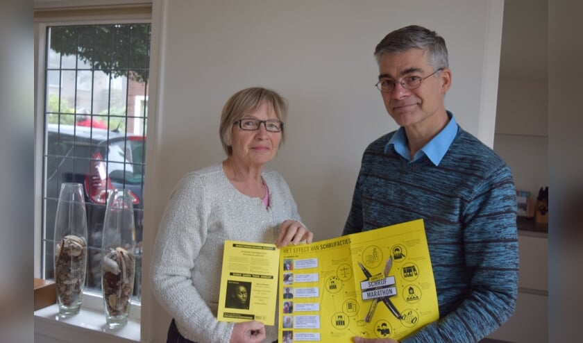 Maria Hoogveld (l) en Toon Gerritsen (r) roepen iedereen op om te komen schrijven.