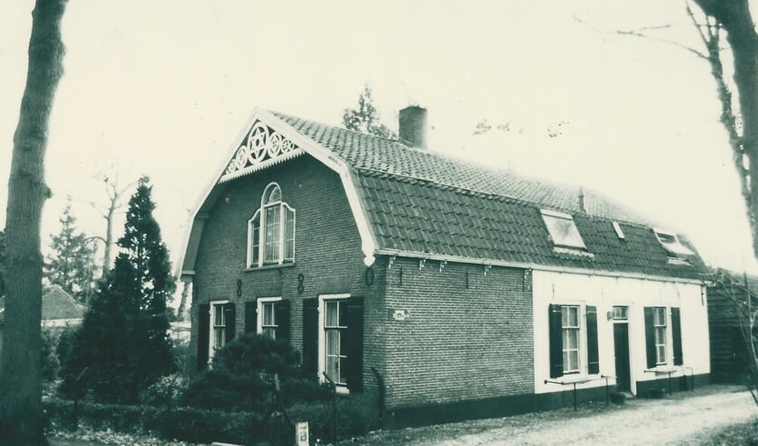 Het huis aan de Dorpsweg 226; in het noordelijkst deel van de witte aanbouw was de winkel gevestigd.