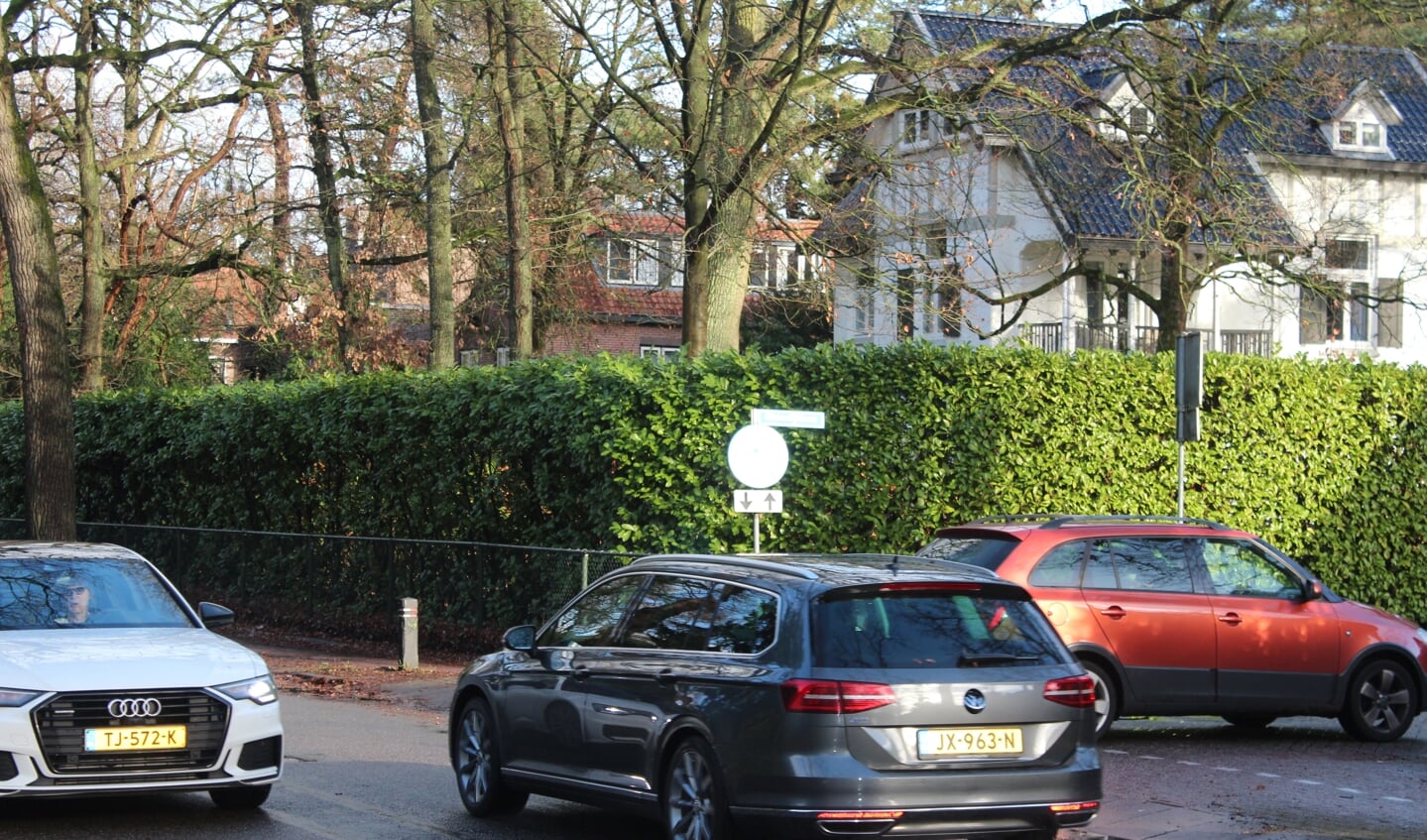 Het College beijvert zich in het verbeteren van het zicht op de kruispunten, zoals deze bij de Bilderdijklaan.