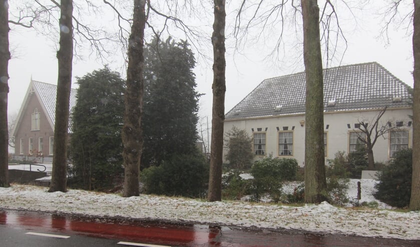 Links Gemeentelijk monument Dorpsweg 117 en rechts Rijksmonument De IJzeren Mortier (119).