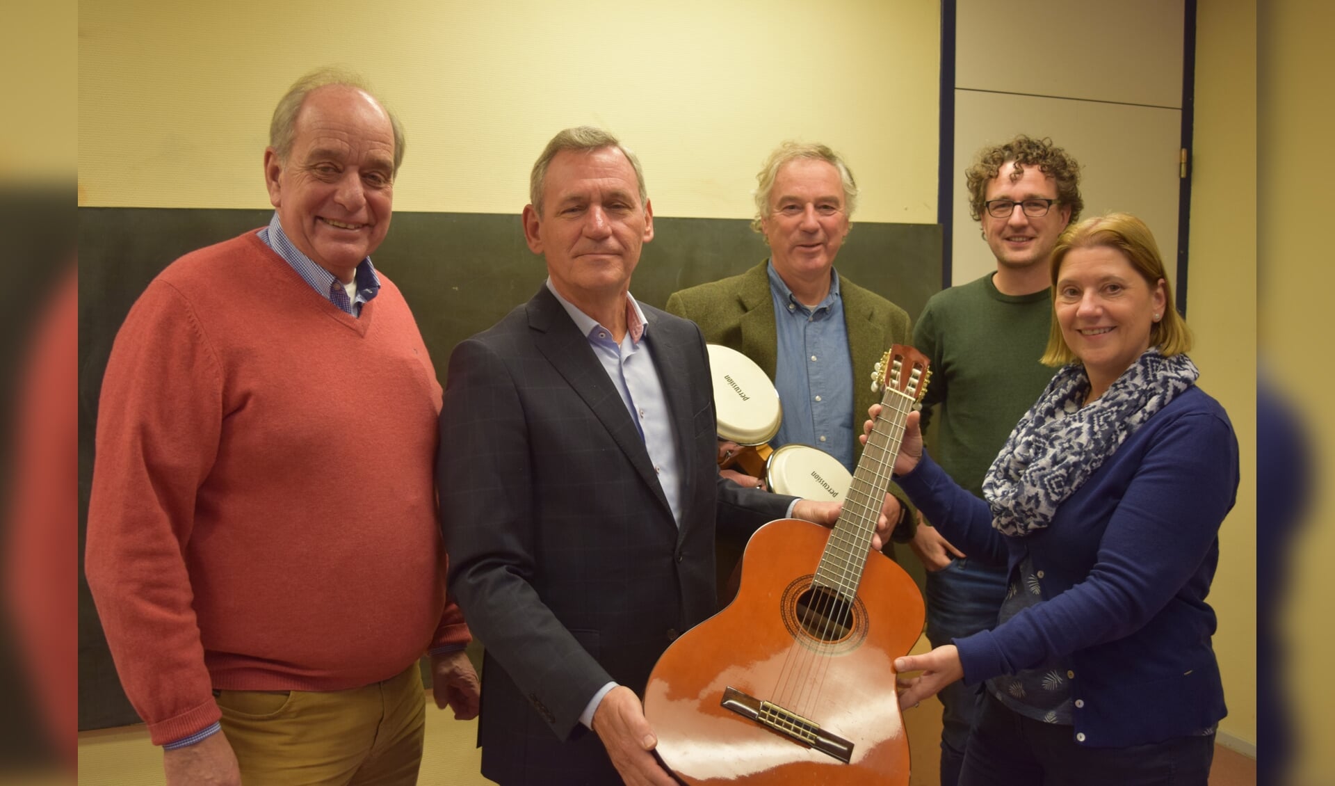 Als symbool voor muzieklessen overhandigt Rotary De Bilt een gitaar aan de Berg en Bosch school in Bilthoven .