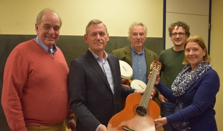 Als symbool voor muzieklessen overhandigt Rotary De Bilt een gitaar aan de Berg en Bosch school in Bilthoven .