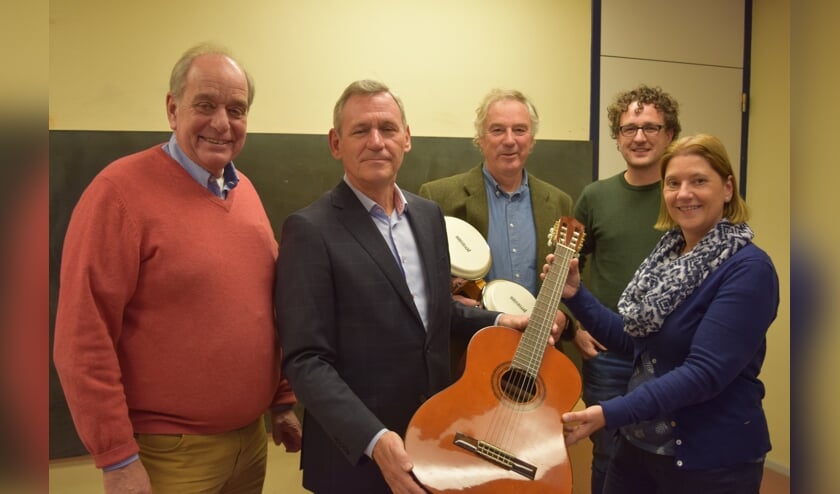 Als symbool voor muzieklessen overhandigt Rotary De Bilt een gitaar aan de Berg en Bosch school in Bilthoven .