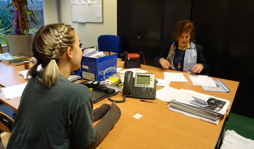 De leerlingen oefenen met een lid van de Rotary een sollicitatiegesprek.