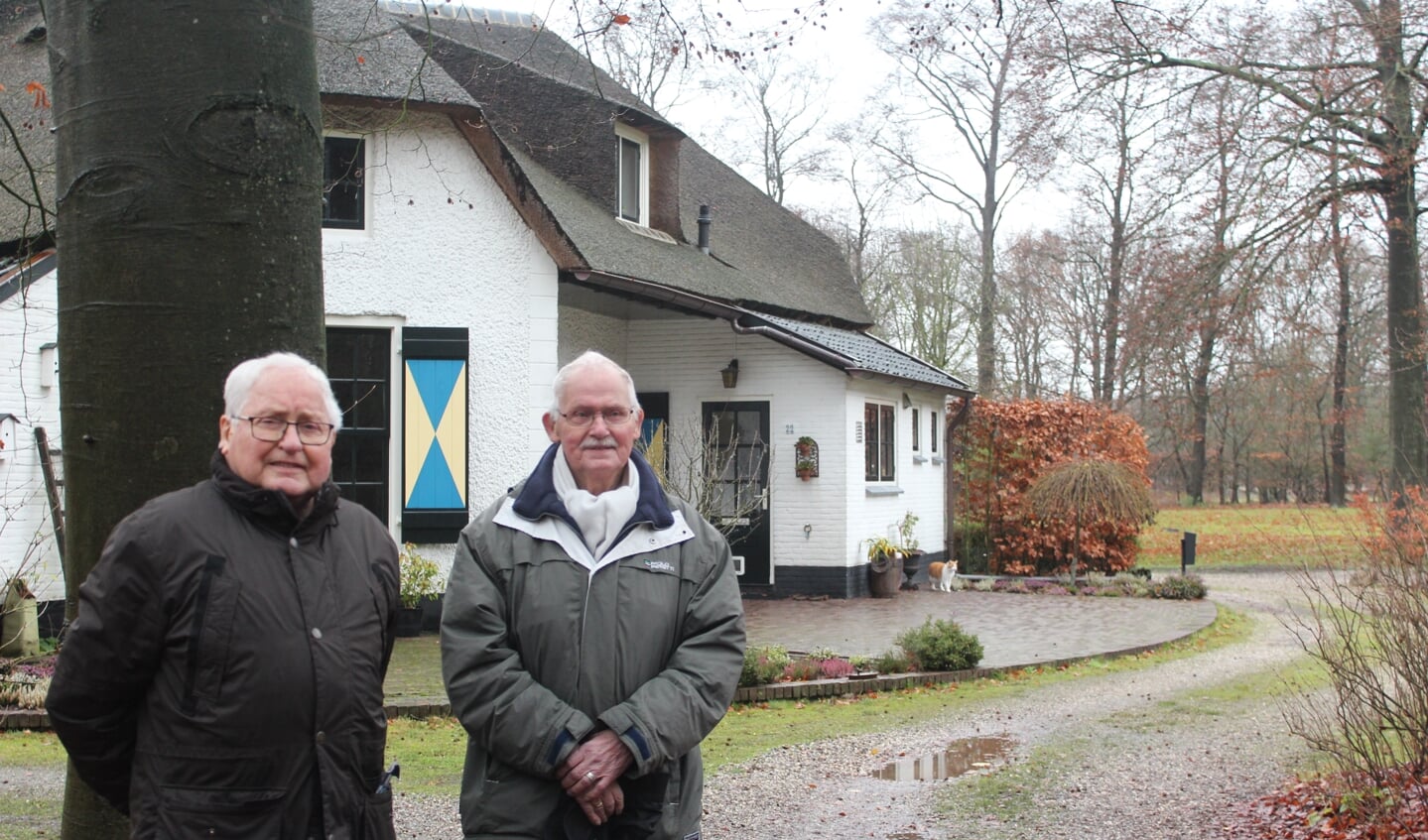 Kees en Jan Niebeek voor het huis waar zij zijn geboren.