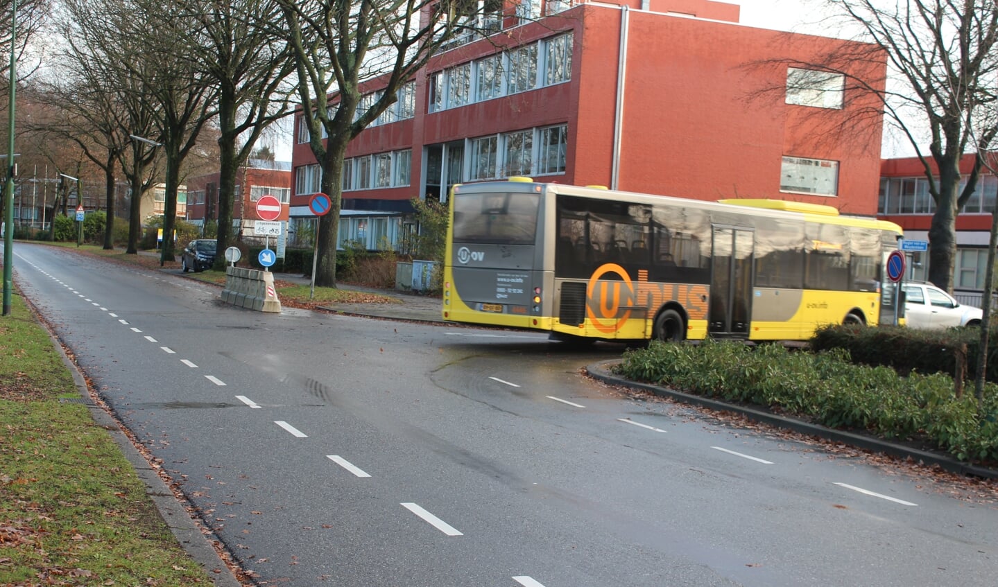 Buslijn 77 en buslijn 78 lopen in de huidige situatie volgens de route Rembrandtlaan. Door voor beide lijnen de huidige routering aan te houden is er op de Jan Steenlaan geen passerend busverkeer. Daarnaast heeft de haltering van bussen op de rijbaan een snelheid-remmend effect. 