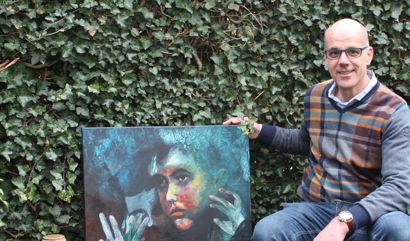 Marcel Hermens met één van zijn werken 'Vluchteling'.