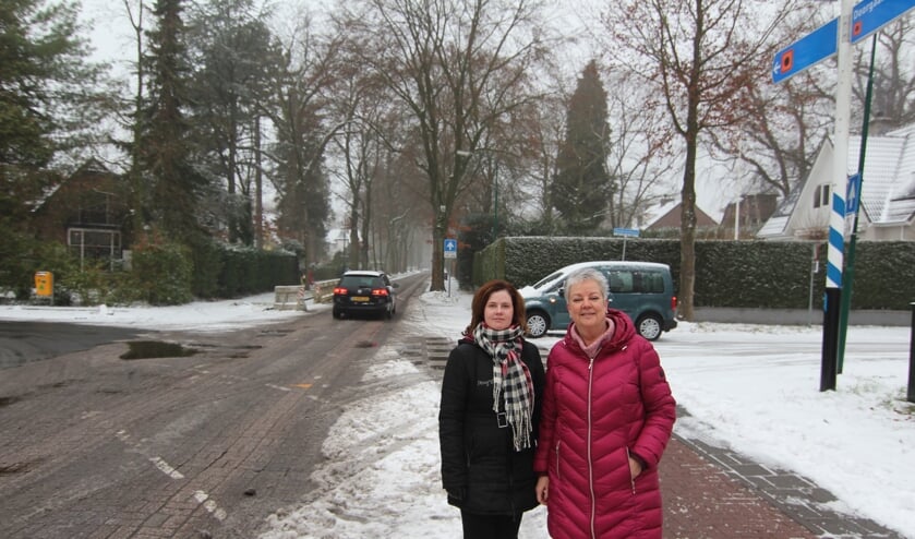 Gerda Hoekstra en Hetty Loeb op de kruising Jan Steenlaan en Rembrandtlaan.  
