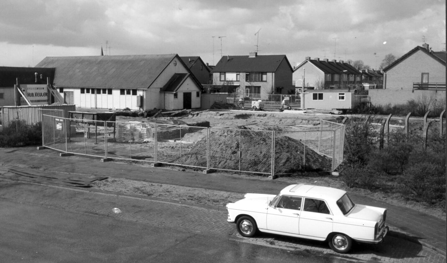 In het oude, kleine houten kerkje (op de plaats waar later Dijckstate is gebouwd) werd vergaderd, gefeest, gekerkt, gesport, vergaderd en de bibliotheek verzorgde er de uitleen. [foto Koos Kolenbrander] 