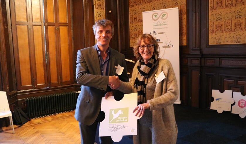 Directeur-rentmeester Saskia van Dockum overhandigt de getekende intentieverklaring aan Dirk-Siert Schoonman, voorzitter van de Biomassa Alliantie Ambassadeursgroep
