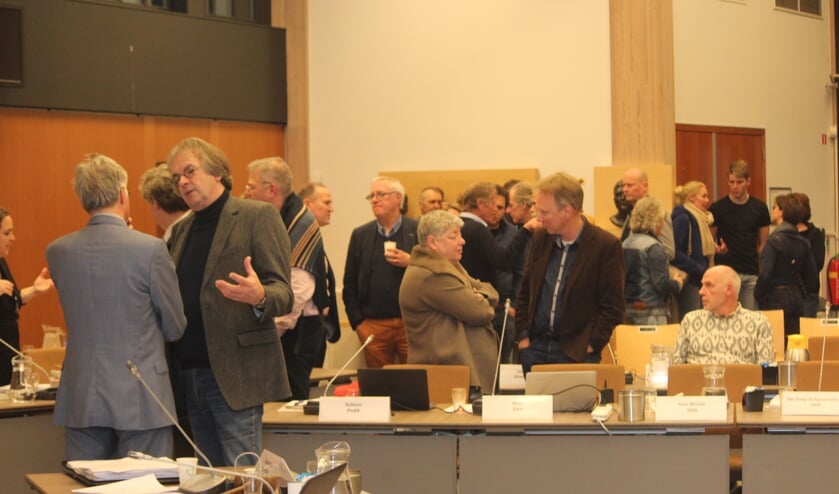 Tijdens de schorsing wordt druk overleg gevoerd.