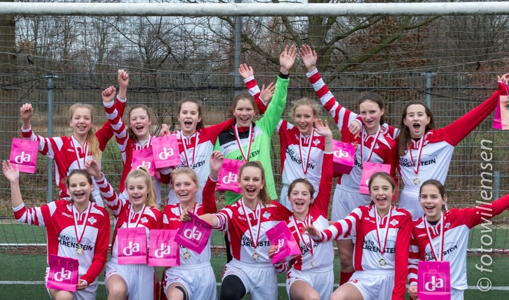  De meiden van FC De Bilt zijn blij met hun overwinning.