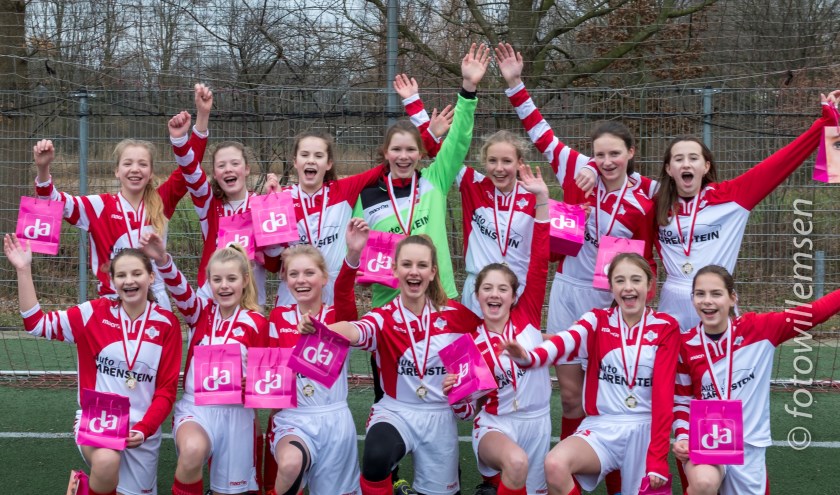  De meiden van FC De Bilt zijn blij met hun overwinning.  