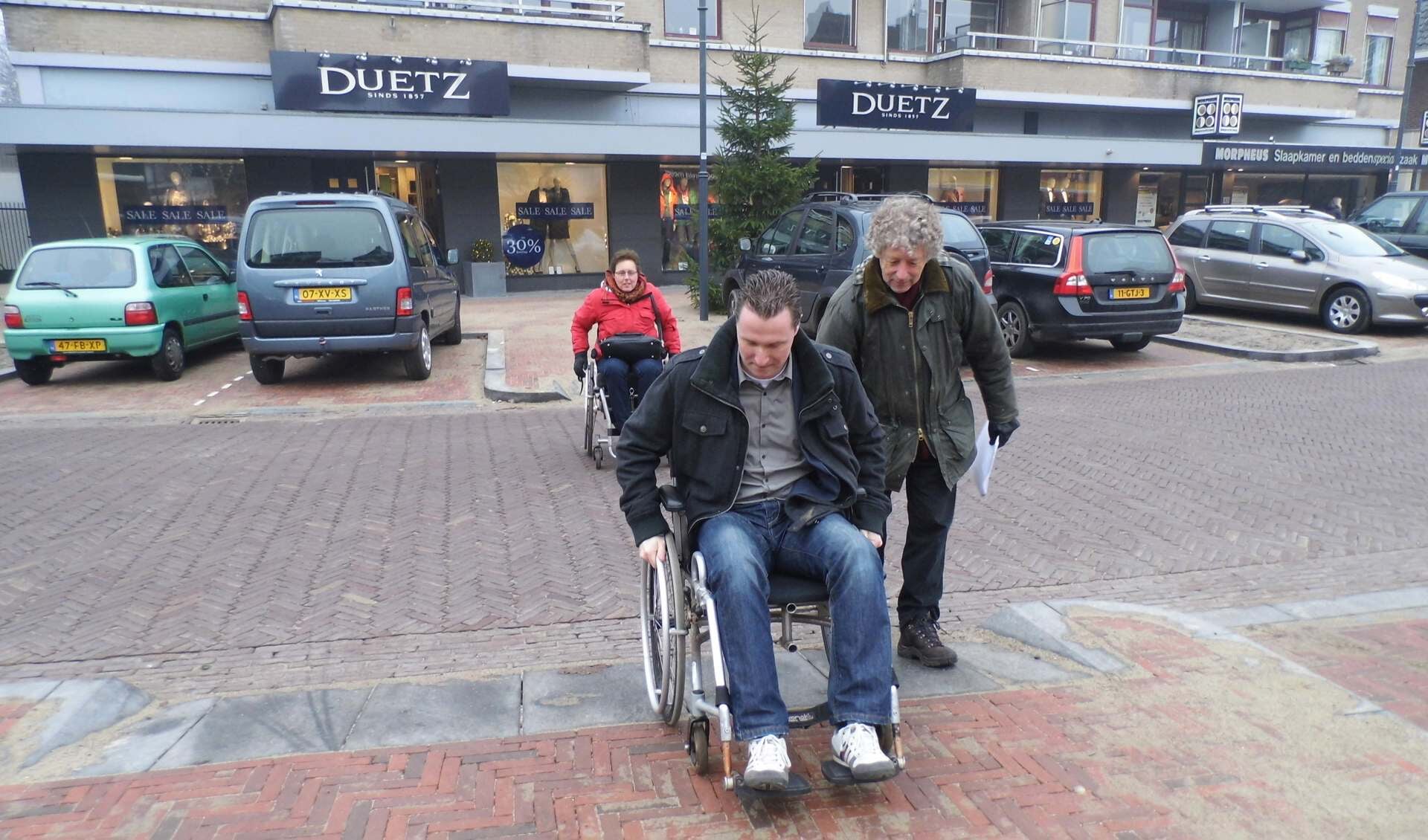 Tijdens de ontwerpfase van het centrumplan vond een waardevol praktijkonderzoek plaats door Wilma Dijkstra (in rolstoel) als ervaringsdeskundige, Job Haug als deskundige op het gebied van toegankelijkheid en John Kragting als projectleider van het centrumplan Bilthoven.