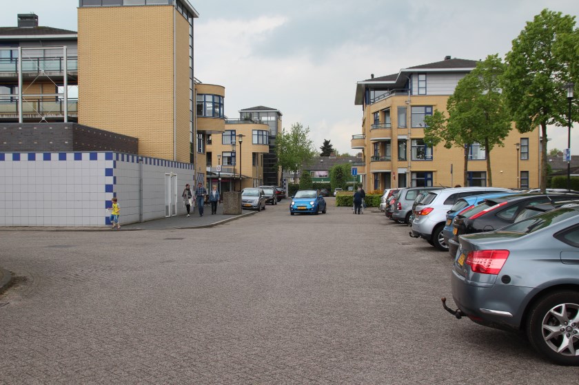 De minder intensief gebruikte noordelijke parkeerplaats is inzet voor realisatie van een appartementengebouw .