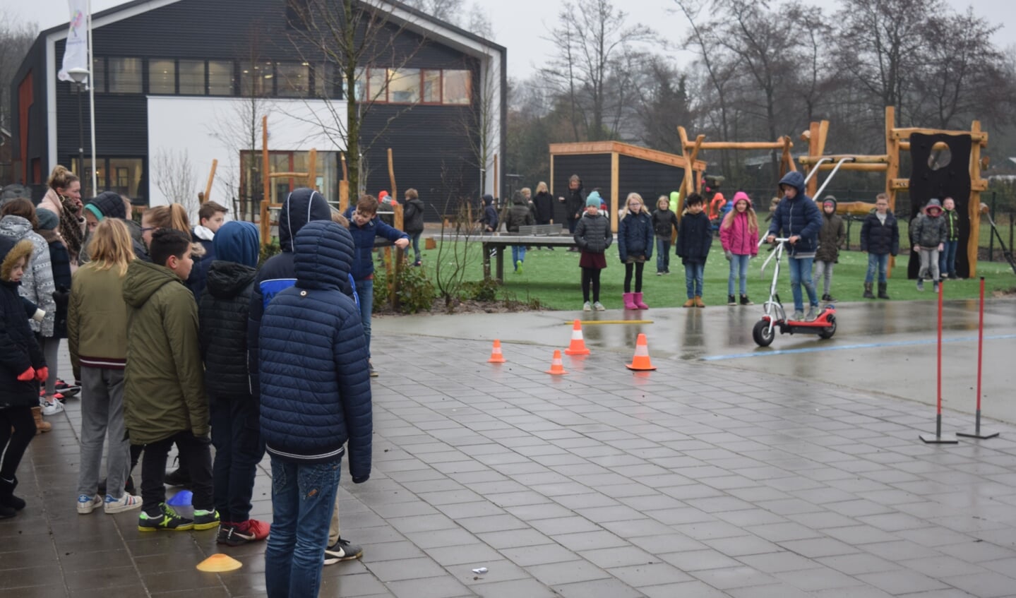 Met 15 km/u scheuren over het schoolplein.
