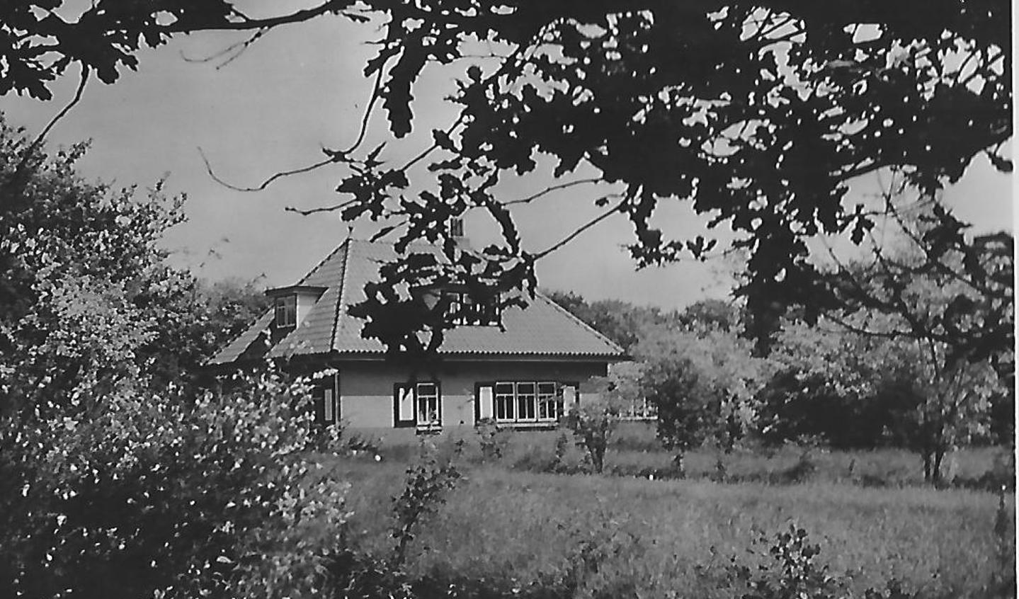 In 1938 kochten de schoonouders van Irma Hoogenraad uit Hollandsche Rading dit vakantiehuis in Renesse, op Schouwen Duiveland