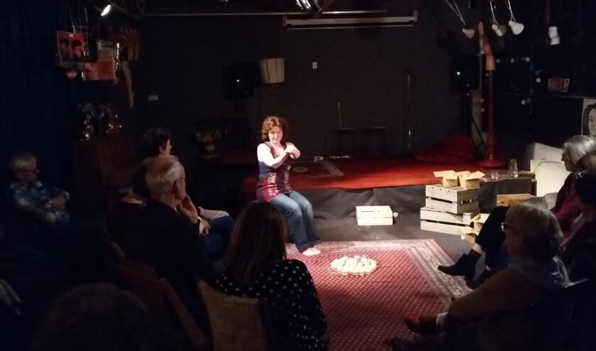 Esther Kornalijnslijper tijdens haar 'vertelvoorstelling' in het Weeshuis van de Kunst.