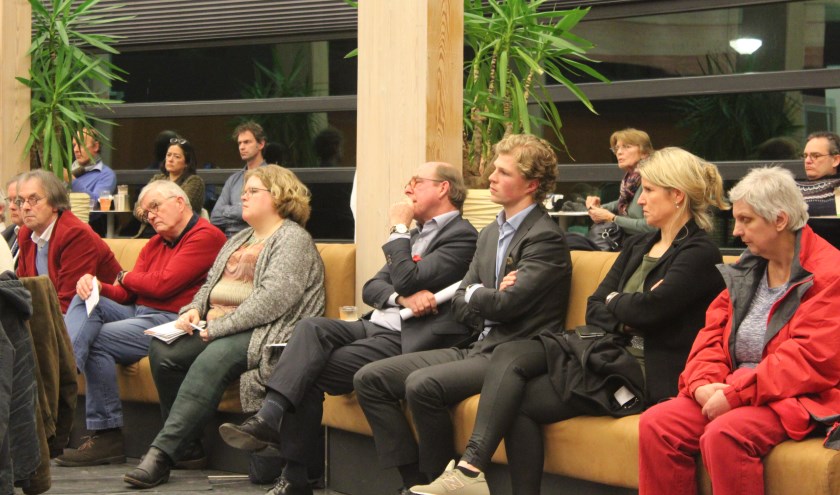 Inwoners uit Groenekan volgen nauwlettend de ontwikkelingen in de raadszaal.