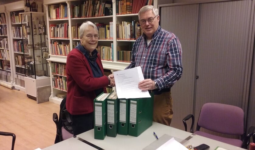 Fieke Faber overhandigt het archief aan Paul Meuwese van de Historische Kring.