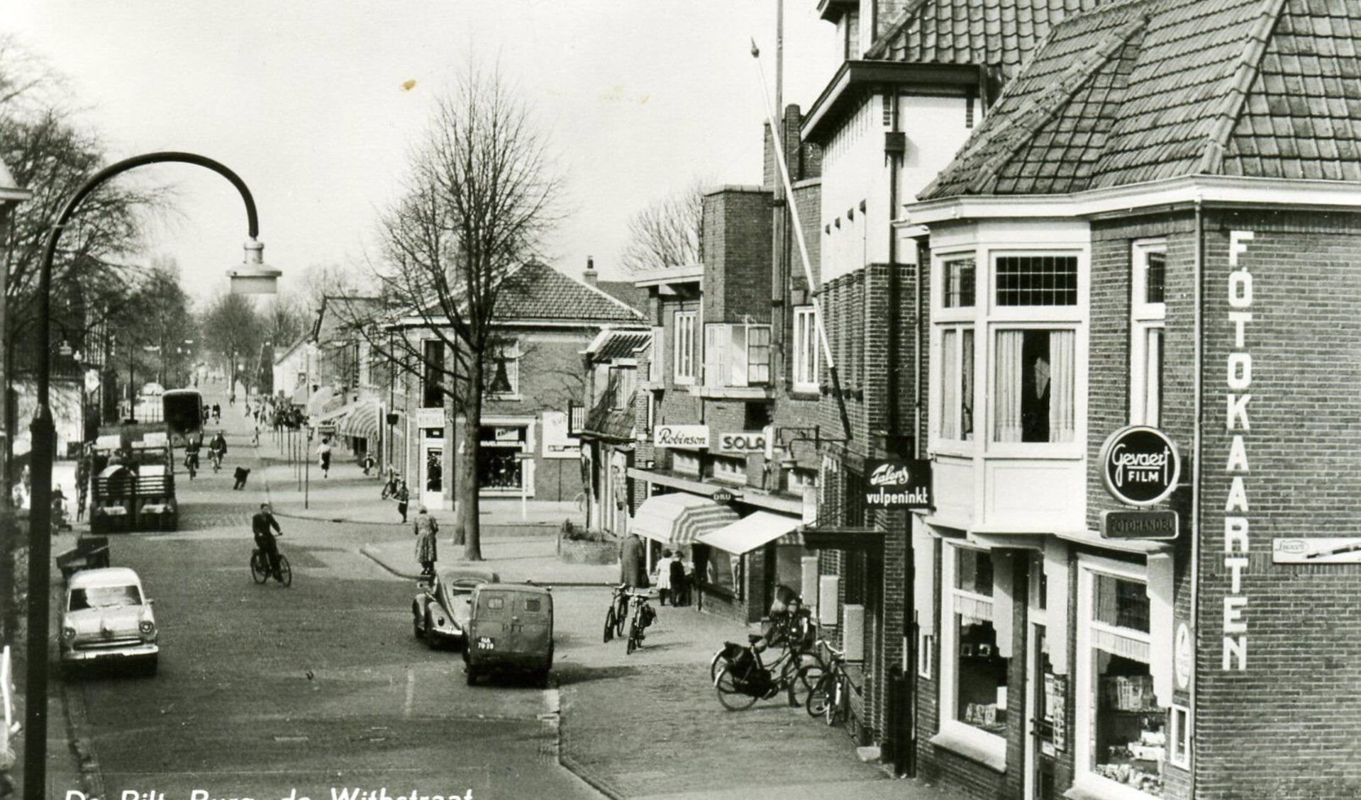  Deze foto uit 1959 (Burg, de Withstraat 8 en hoger) toont rechts het oude postkantoor dat in 1912 naar de Burg. de Withstraat verhuisde en hier bleef tot einde jaren zestig. Toen deze foto genomen werd, was het nog een echte winkelstraat. 