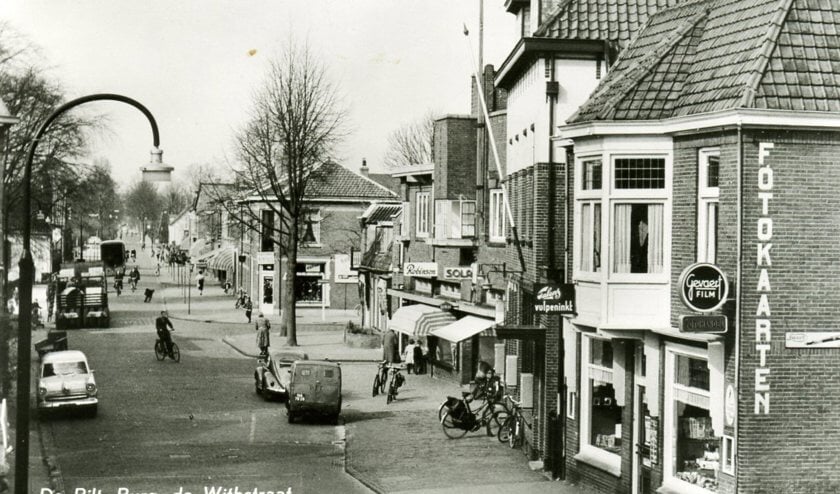 Deze foto uit 1959 (Burg, de Withstraat 8 en hoger) toont rechts het oude postkantoor dat in 1912 naar de Burg. de Withstraat verhuisde en hier bleef tot einde jaren zestig. Toen deze foto genomen werd, was het nog een echte winkelstraat.