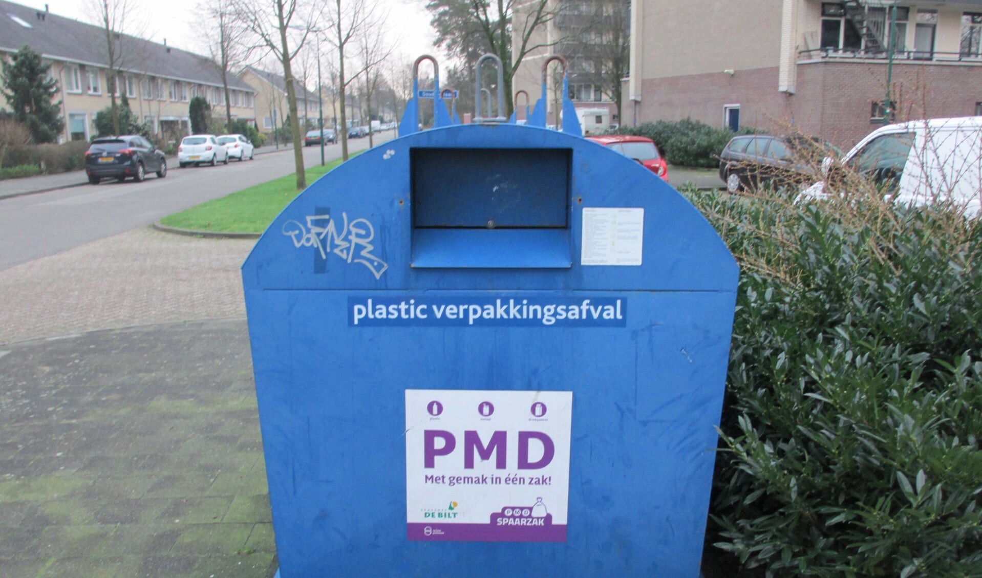 De container op de hoek van de Koperwieklaan / Goudvinklaan, waarop met grote letters ‘PMD’ is gezet. Rechts boven de verbleekte onjuiste instructie.