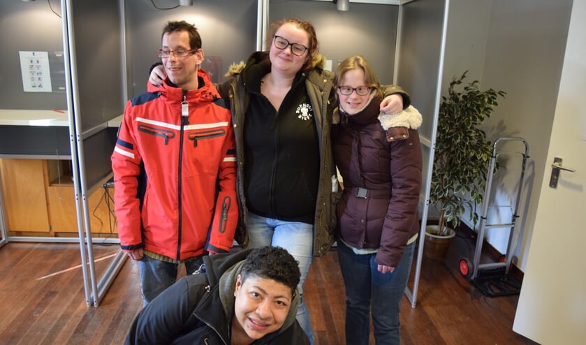 Lynn (m) met haar cliënten.