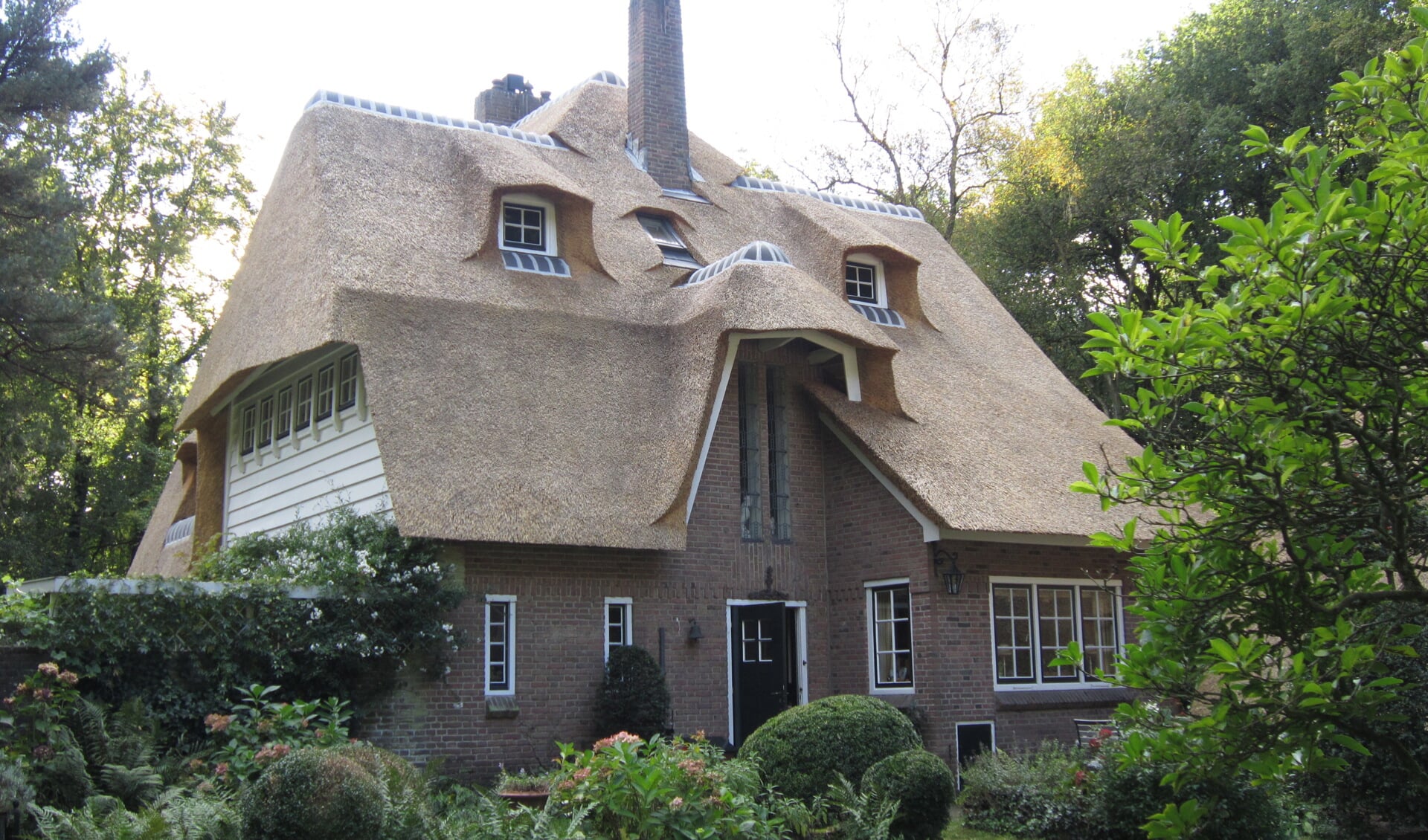 Landhuis Hoogeynd is in 3,5 week tijd voorzien van een nieuw rieten dak.