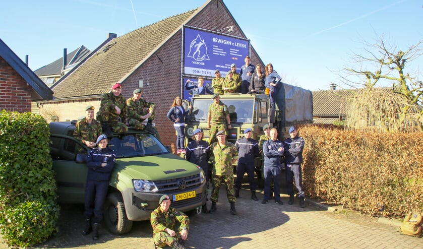Defensie geeft shows en informatie bij Fysio Fitness Visscher.