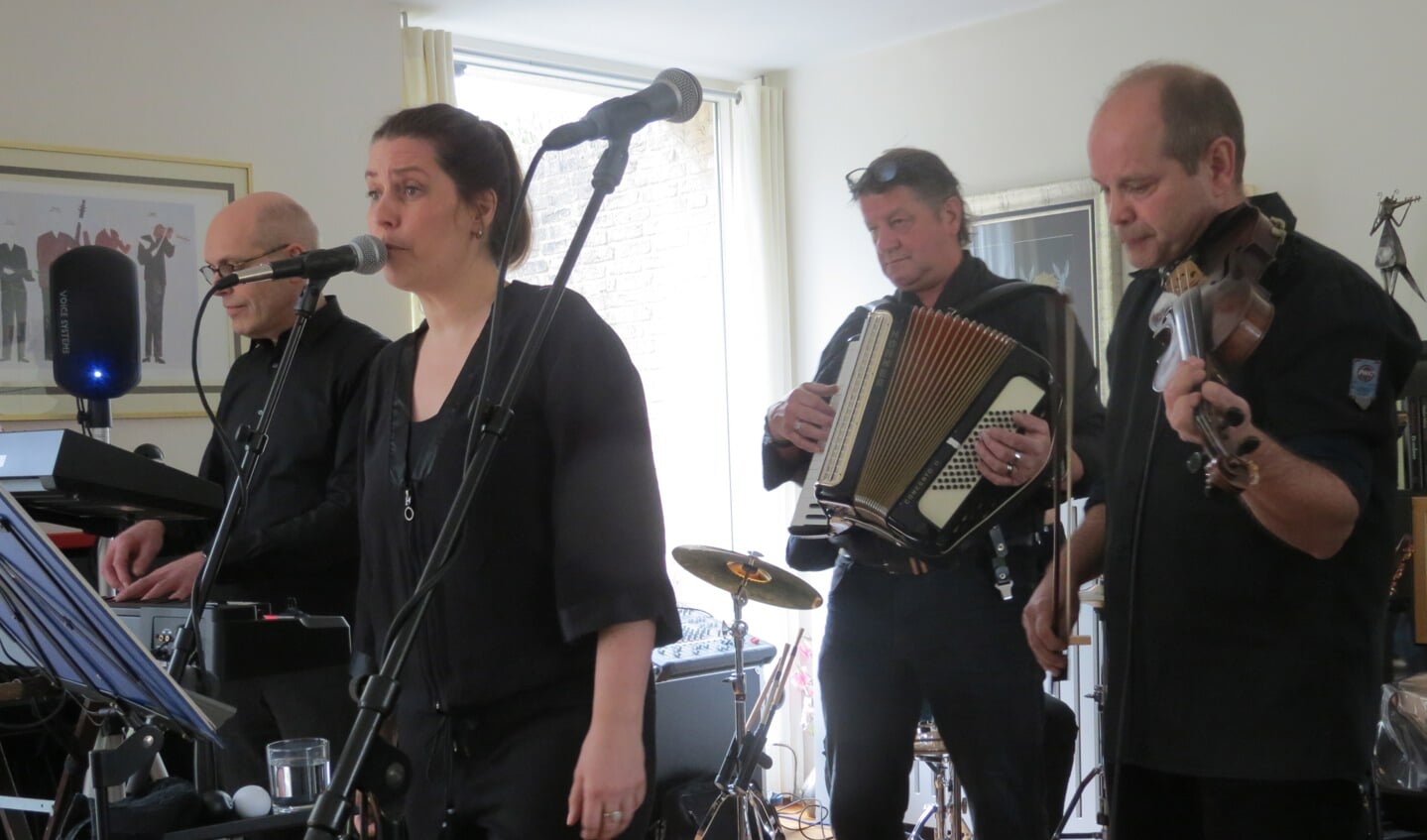 De band De Buren trad onder grote belangstelling op met minder bekende nummers van bekende artiesten in het huis van Lizzie Kronemeijer en Mark van Nesselrooij, Valklaan 6 Bilthoven. De band trad op met verrassende pareltjes van de popmuziek.  

