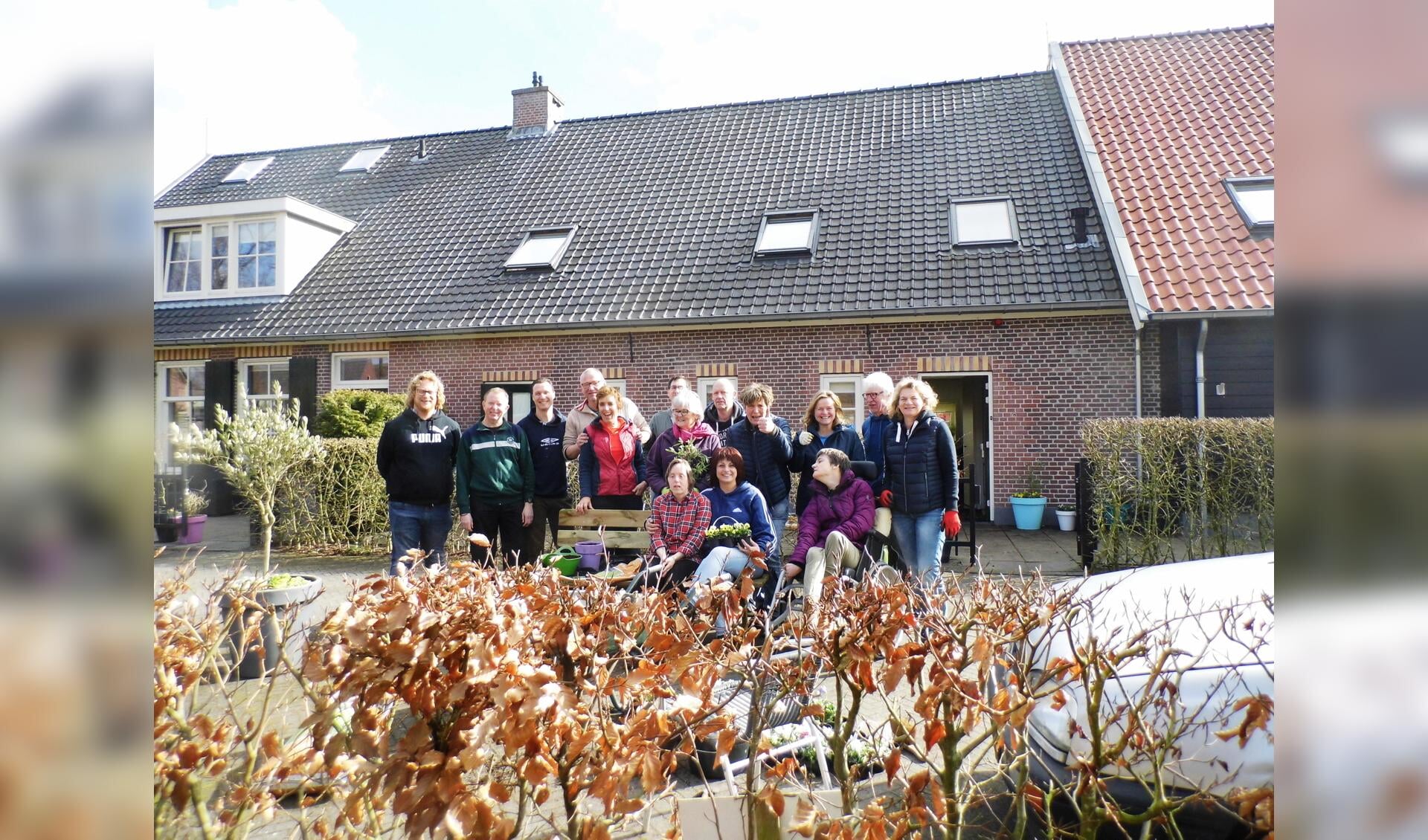  Genoeg mensen waren aanwezig tijdens NLdoet om de tuin van het Thomashuis Maartensdijk weer klaar te maken voor een lange mooie zomer.