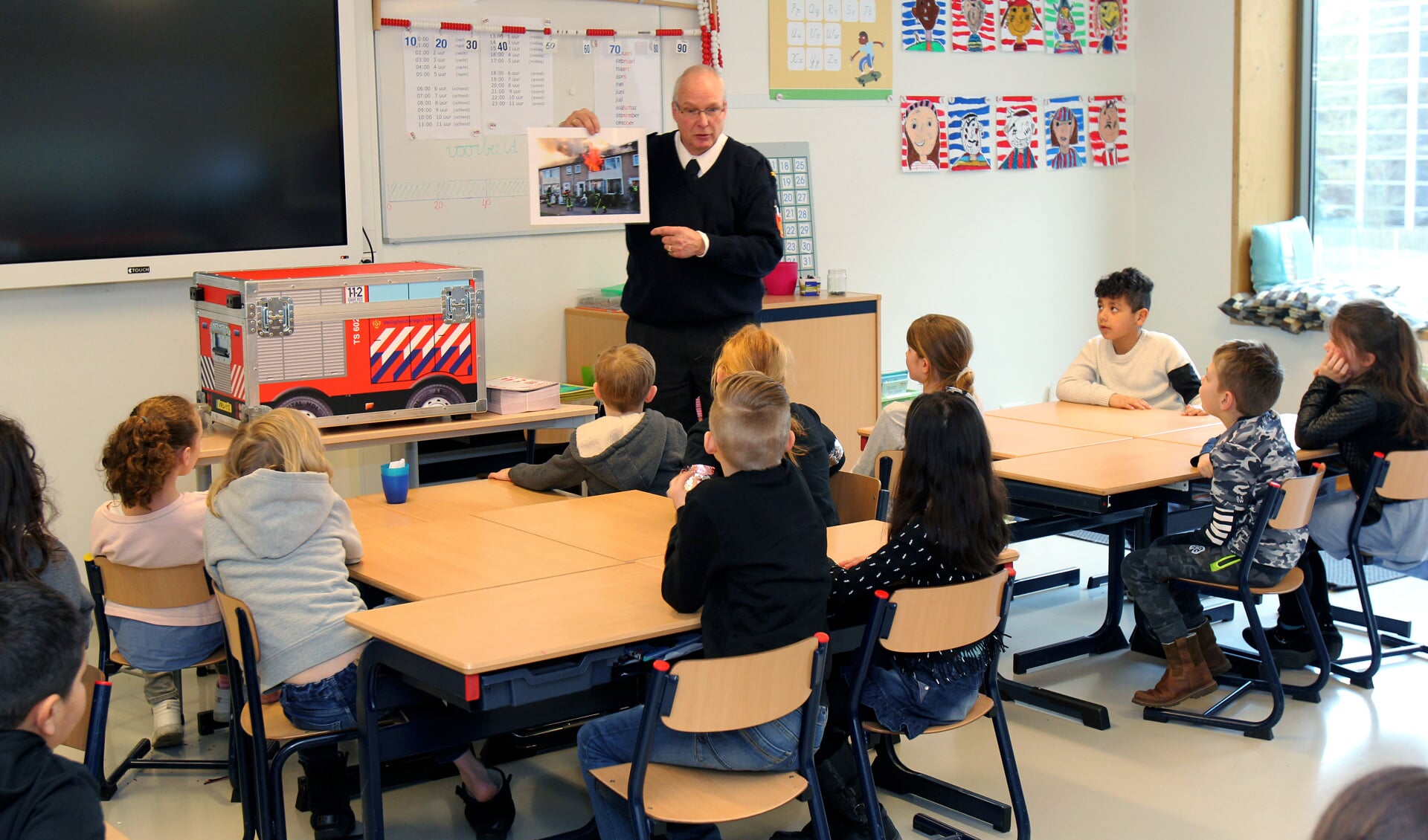  Kinderen van Wereldwijs luisteren aandachtig naar brandweerman Bram de Rijcke VRU) was donderdag op basisschool Wereldwijs.