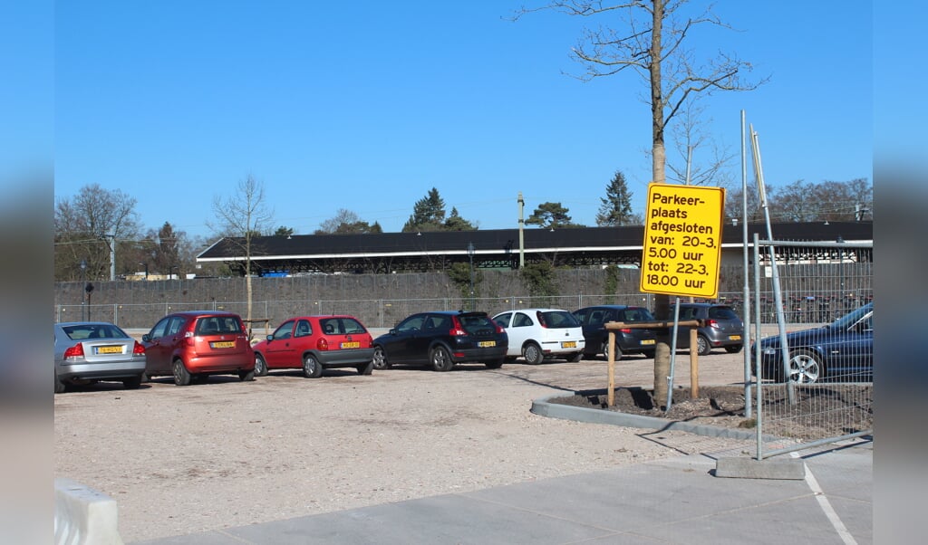  Op de Driehoek in het centrum van Bilthoven worden extra tijdelijke parkeerplaatsen voor kort parkeren aangelegd.