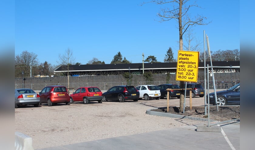 Op de Driehoek in het centrum van Bilthoven worden extra tijdelijke parkeerplaatsen voor kort parkeren aangelegd.