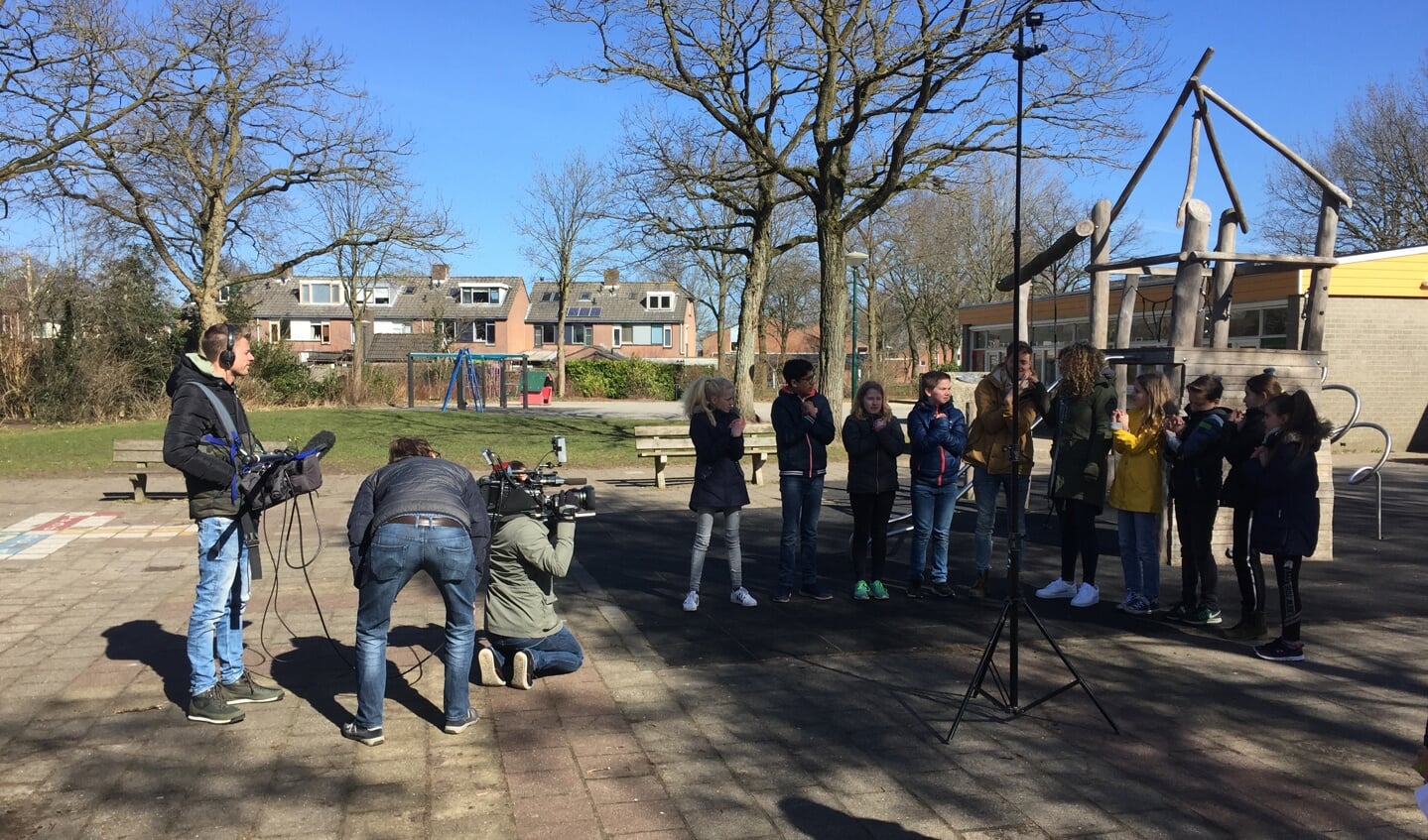 Samen met de leerlingen van groep 8 doen presentatoren Rachel en Elbert lichaamstrucjes.