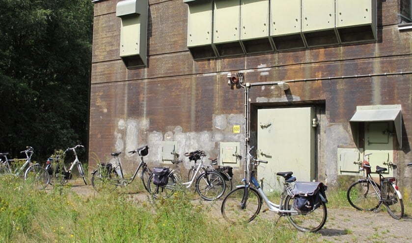  Er is onder de fietsers veel belangstelling voor deze bunker.  