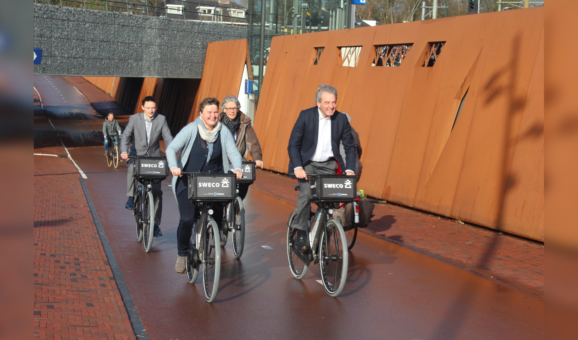  Op station Bilthoven kan men vanaf maandag 12 maart op een deelfiets stappen. Wethouder Anne Brommersma en wethouder Ebbe Rost van Tonningen maakten de eerste rit op de Utrecht Science Park Campusbikes.