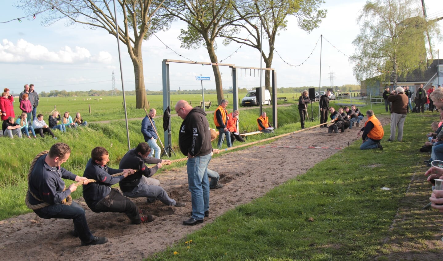 In Westbroek duurt het Oranjefeest meerdere dagen. De start was ditmaal al op donderdag 26 april met een heuse touwtrekwedstrijd.