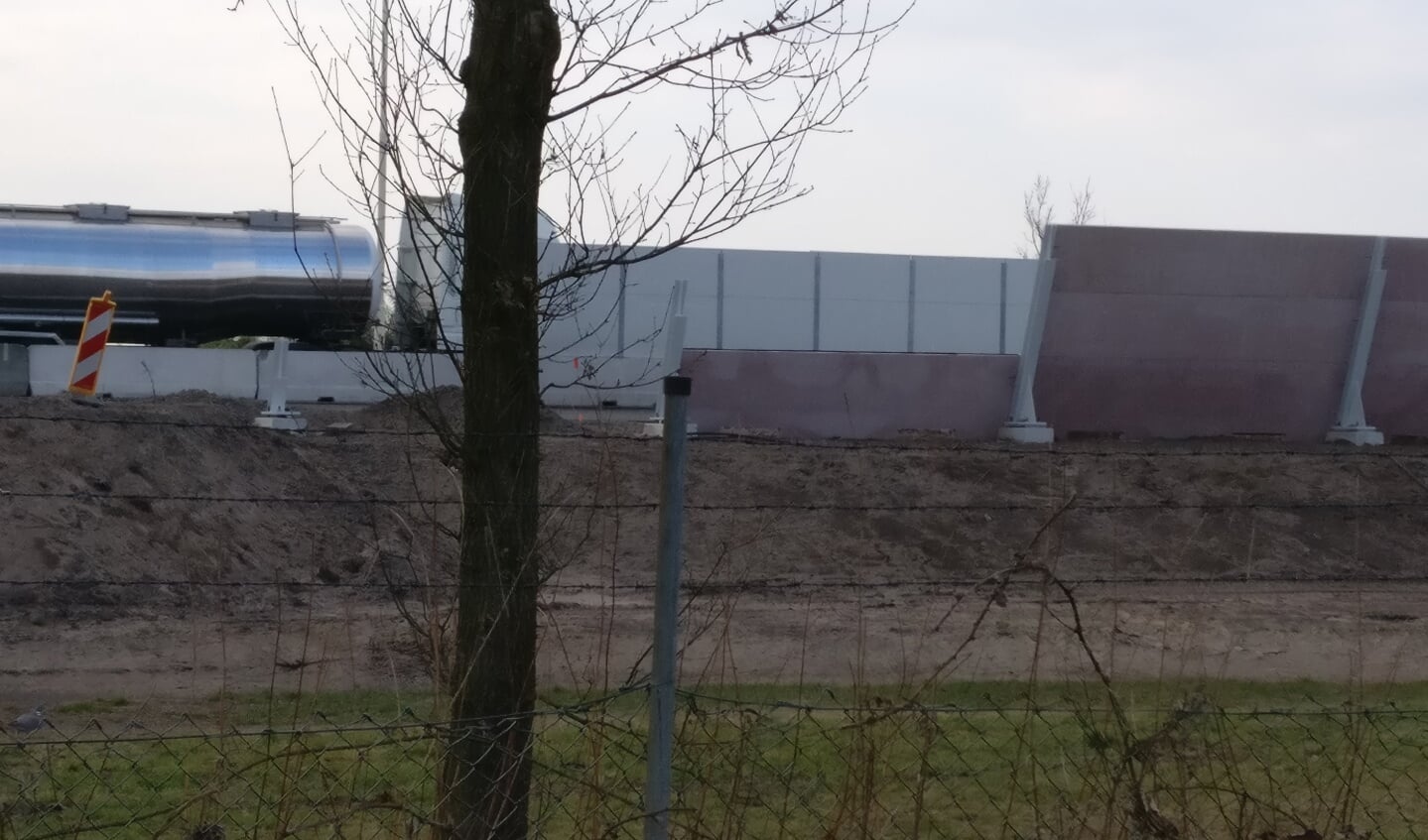 Op deze foto van 23 maart, genomen op de sportvelden van SVM, zijn van oost naar west de laatste werkzaamheden zichtbaar aan het nieuwe geluidscherm en daarvoor het tijdelijke geluidsscherm, geplaatst op een betonnen barrier.