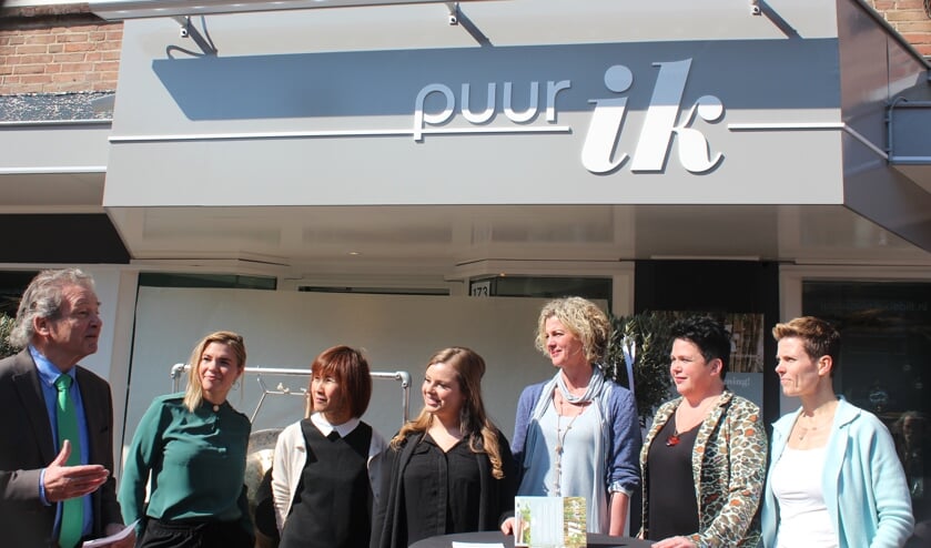 V.l.n.r. roeren Evelien Veeneklaas (pedicure/masseuse/schoonheidsspecialiste), Renate Wolthuis (massagetherapeut), Sandra de Jong (schoonheidsspecialiste/aroma-huidtherapeut), wethouder Ebbe Rost van Tonningen, Pauline van Elsdingen (medisch pedicure), Mong-Tam Le (acupuncturist) en Lisanne de Kruijff (schoonheidsspecialiste) gezamenlijk de trom bij de opening van 'Puur ik' aan de Hessenweg 173 in De Bilt.