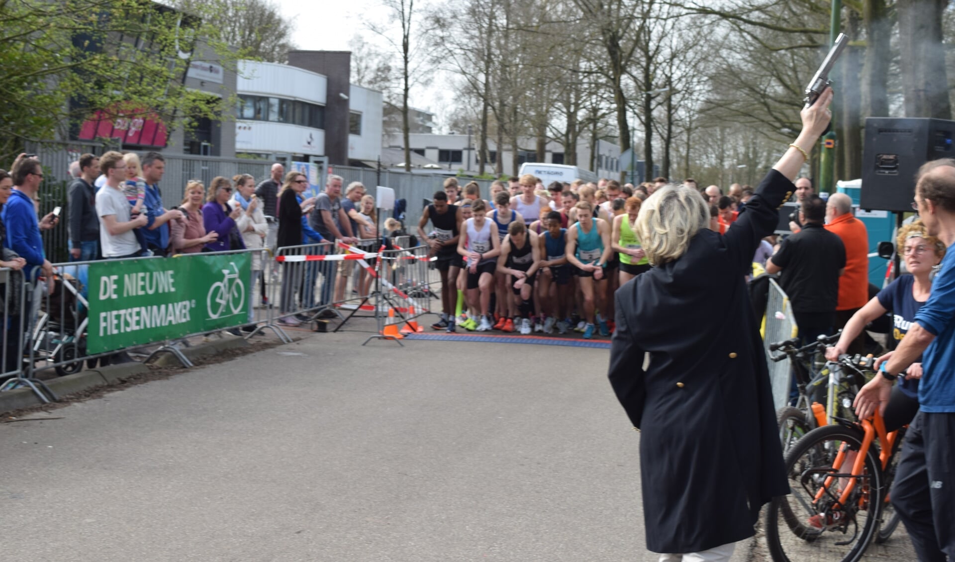 Wethouder Madeleine Bakker-Smit geeft het startschot voor de vijf kilometer.