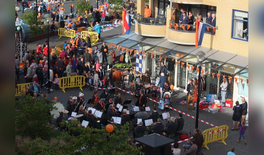 In Maartensdijk startte Koningsdag om 8.00 uur met het ophalen van de ballonnen en een Kindervrijmarkt. Om 9.00 uur opende burgemeester Sjoerd Potters vanaf een balkon Koningsdag in Maartensdijk en werden ballonnen opgelaten onder muzikale begeleiding van Kunst en Genoegen.
