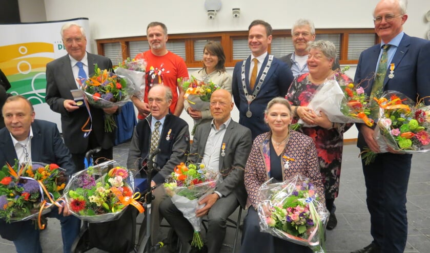 De vertrekkende raadsleden worden ook nog in de bloemetjes gezet.