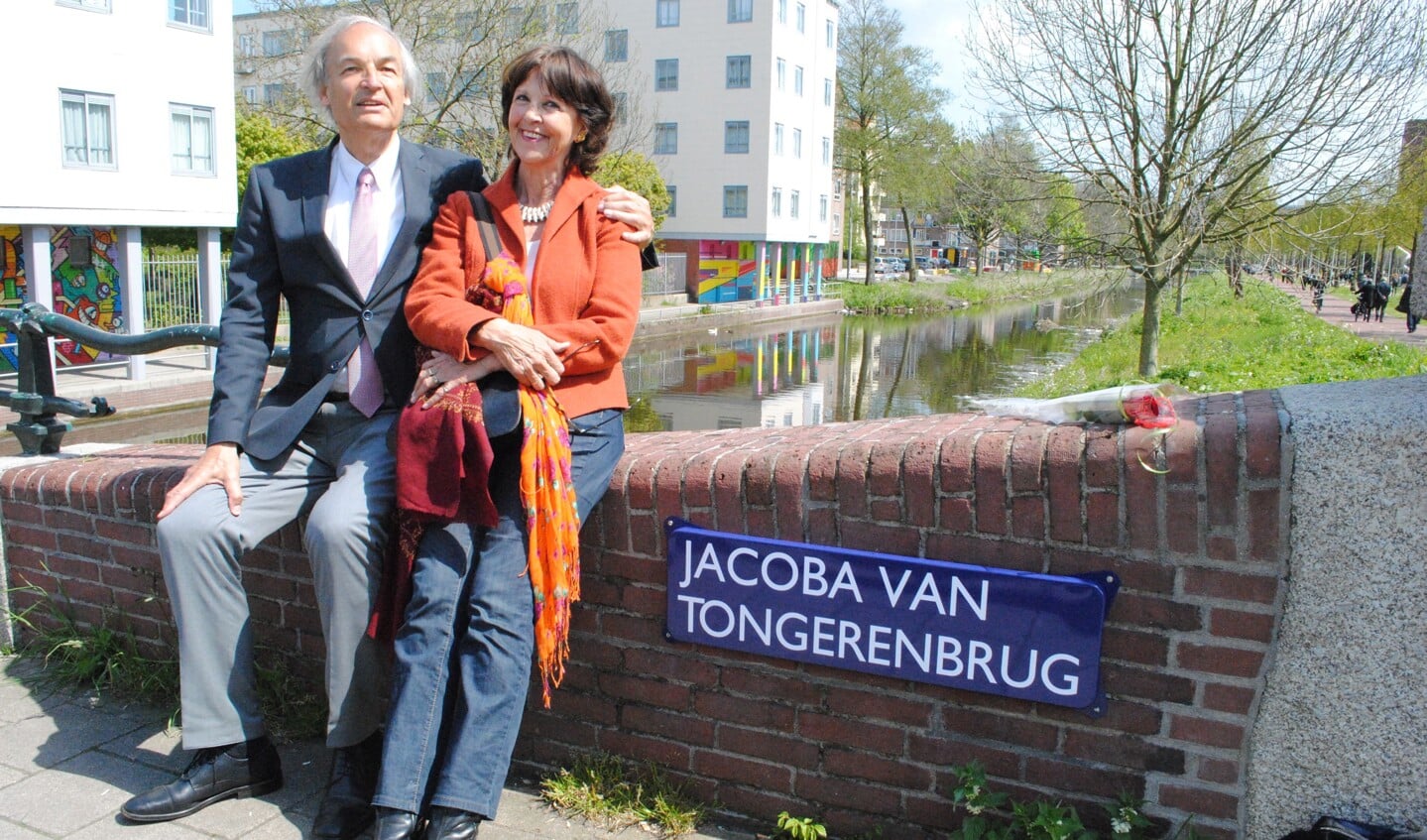 Paul en Els van Tongeren op de Jacoba van Tongerenbrug: Toen men ontdekte dat vrouwen uit het verzet 'onderbelicht' waren gebleven, werden 4 mei 2016 zes bruggen in Amsterdam naar vrouwelijke verzetsstrijders genoemd. 