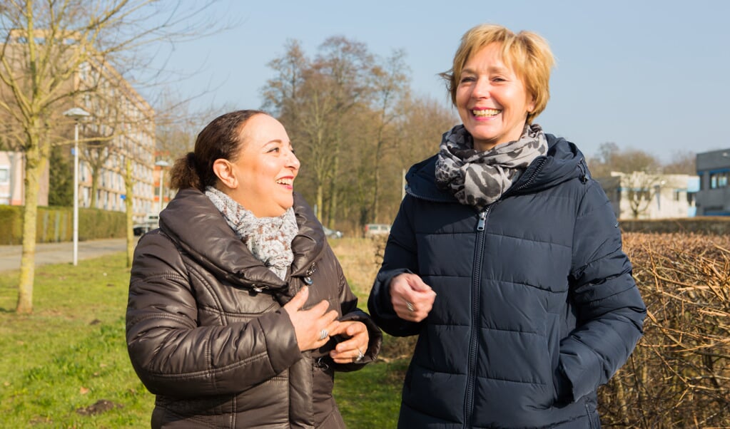  Hulpvraagster Touria (l) heeft heel veel steun aan haar Handjehelpenvrijwilligster Tineke Helder - Duif.