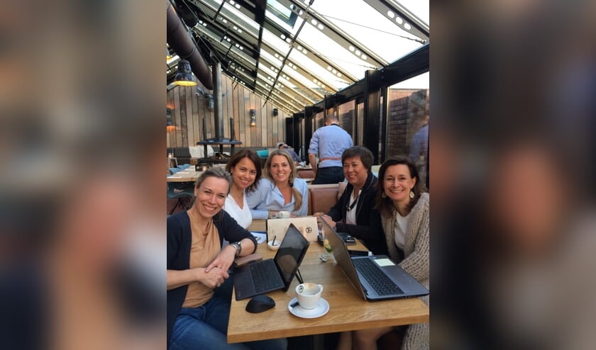 De organiserende dames zijn er maar druk mee.