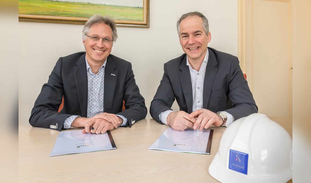  Wethouder Hans Mieras en directeur Hedde Stegenga van Sebald Real Estate tekenen de overeenkomst voor de herontwikkeling van de Kwinkelier. 