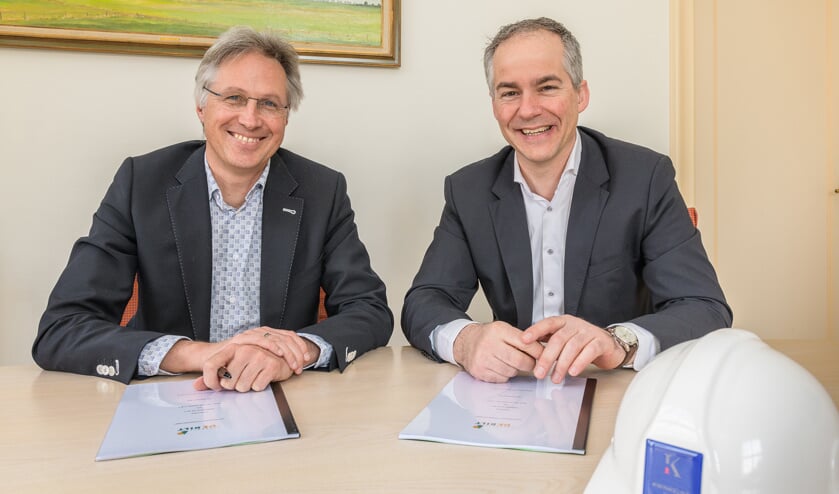  Wethouder Hans Mieras en directeur Hedde Stegenga van Sebald Real Estate tekenen de overeenkomst voor de herontwikkeling van de Kwinkelier.   