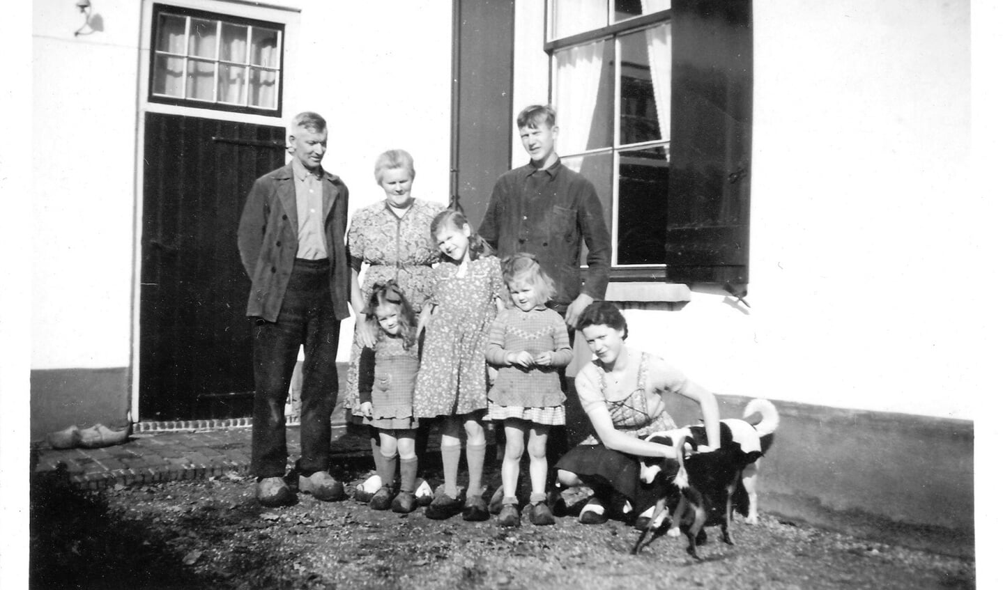 Op deze foto uit 1959 staan (achterste rij) voor ‘De Avond’ Grootvader (Barend) van Amerongen, grootmoeder van Amerongen en Arie van Amerongen.